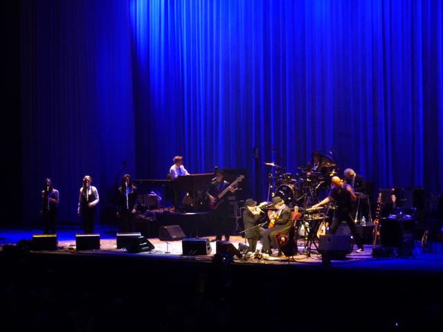 LeonardCohen2010-11-13LaverArenaMelbourneAustralia (5).jpg